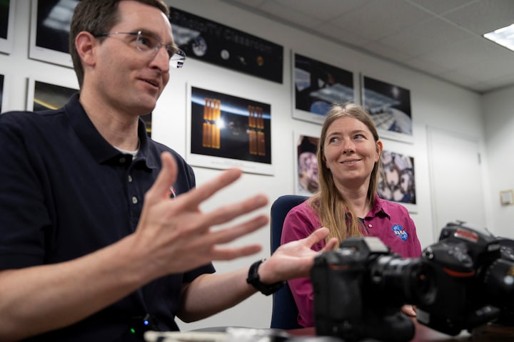 Phi hành gia Artemis II chụp ảnh Mặt Trăng đẹp "ngoài mong đợi": Bí mật đến từ 20 giờ huấn luyện và chiếc máy ảnh 10 năm tuổi- Ảnh 3.