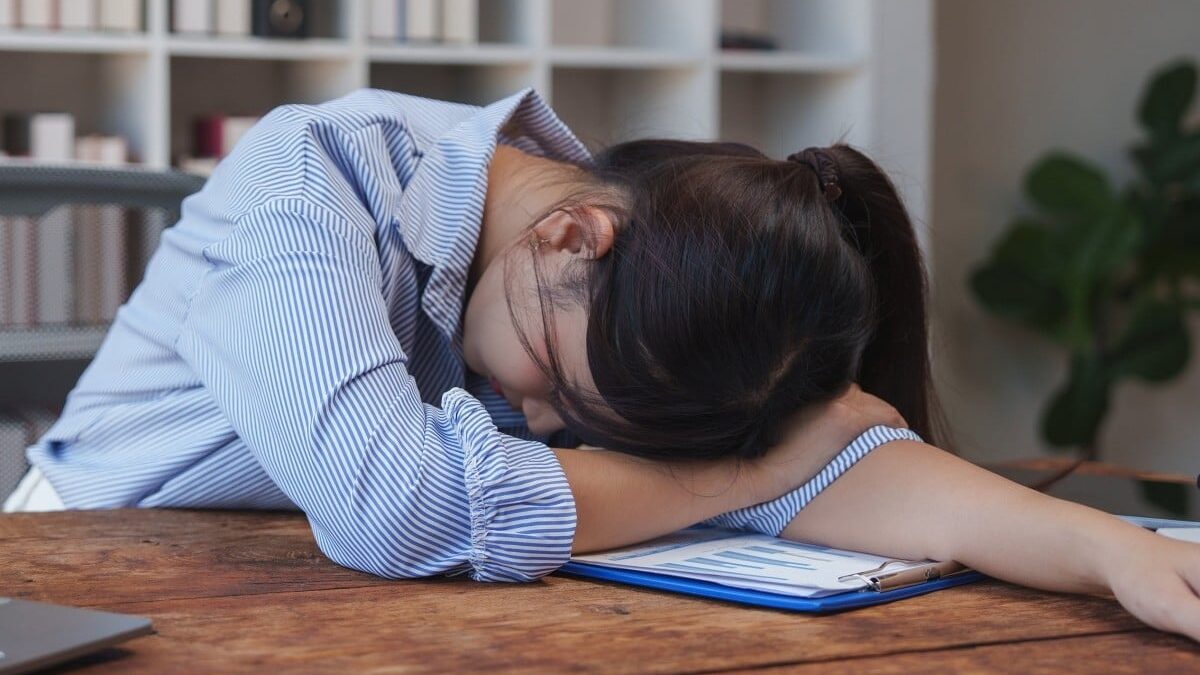 Nhân viên văn phòng Trung Quốc ngủ trưa 5 tiếng, ăn vụng sô cô la và khiến sếp suýt ngất xỉu vì chứng hạ đường huyết