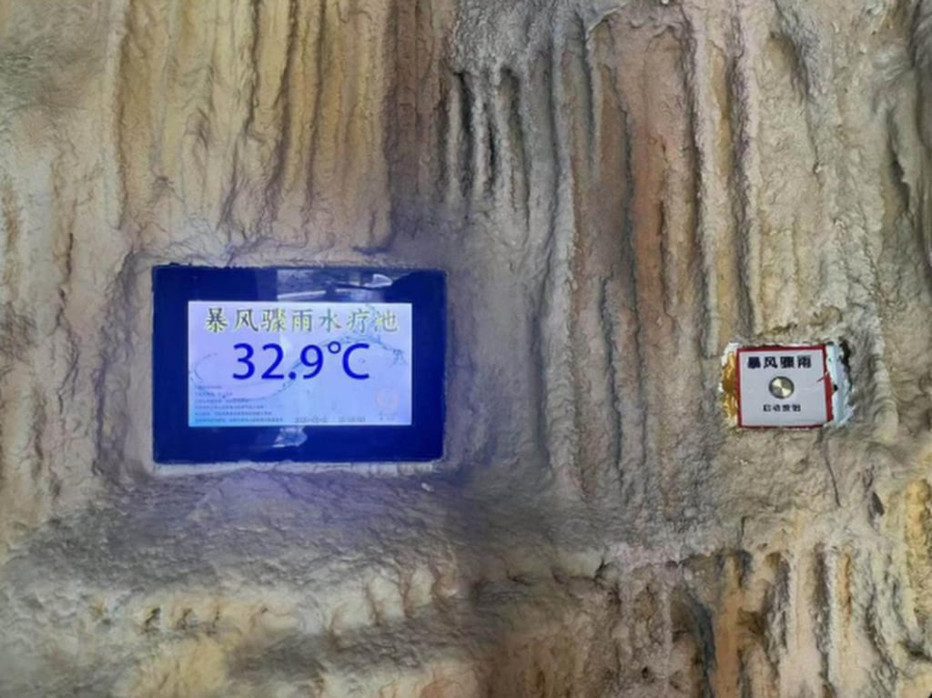 Trung Quốc xuất hiện spa “tắm bão tố” gây sốt: Sấm chớp, mưa lớn và sốc điện trong bể tắm - Ảnh 2.