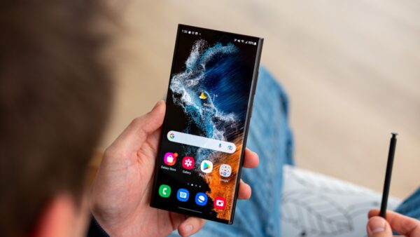 Khách Việt mê như điếu đổ Galaxy S22 Ultra chỉ còn hơn 9 triệu, chụp xa 10x lu mờ iPhone 17 Pro Max