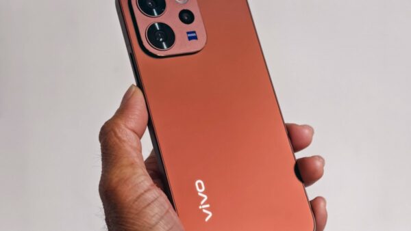 Mở hộp, đánh giá nhanh vivo V70 Elite: Tân binh giá rẻ, pin khủng, camera xịn đe nẹt Galaxy S25