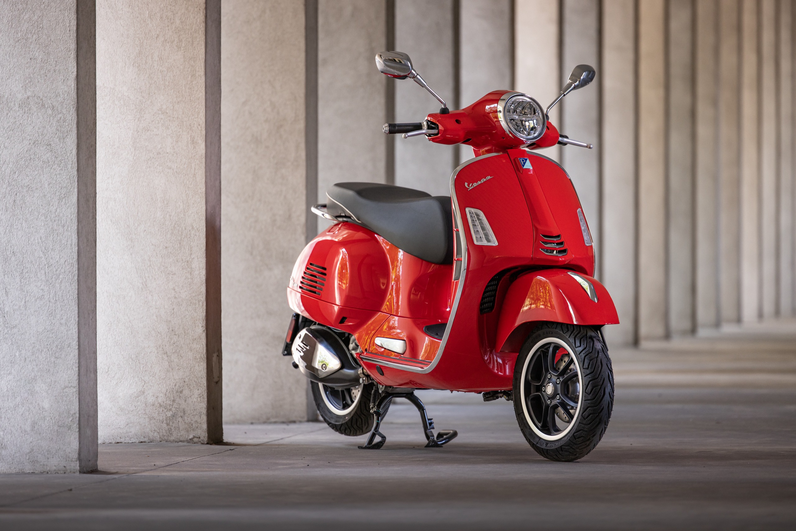 05-vespa-gts-310-2025-17791692454411624054187 Người Ý gọi nó là "con ong", cả thế giới gọi nó là biểu tượng, Vespa ra mắt bộ sưu tập kỷ niệm 80 năm tại Việt Nam - Ảnh 7.
