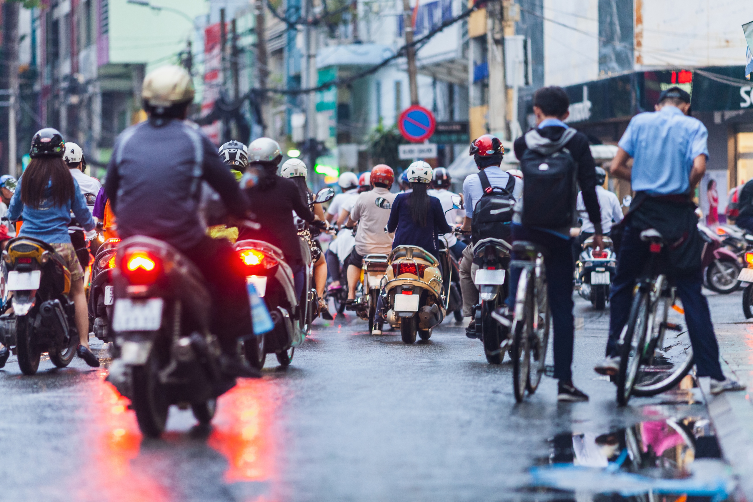 asia-on-two-wheels-hero-image-177855121091021705639 Bất ngờ lý do hàng triệu người Việt Nam không thể ra đường nếu thiếu ứng dụng chỉ đường - Ảnh 3.
