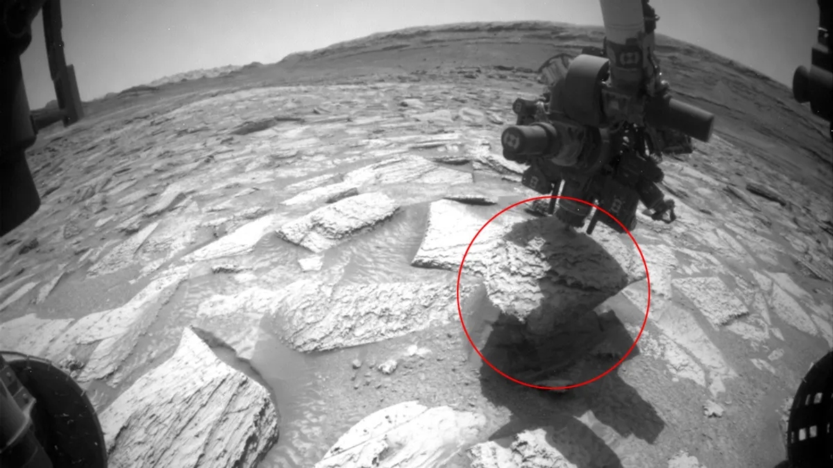 curiosity-stuck-l-1778217269332-1778217271172800858640 Suýt mất trắng hàng trăm triệu USD: NASA giải cứu tàu Curiosity khỏi sự cố tồi tệ nhất trên Sao Hỏa - Ảnh 1.