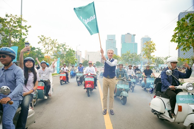 Đi Vespa không đơn giản là “chạy xe”, đó là một kiểu “trình diễn di sản”- Ảnh 10. Đi Vespa không đơn giản là “chạy xe”, đó là một kiểu “trình diễn di sản”- Ảnh 10.