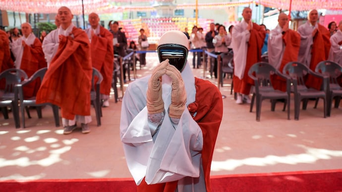 robot-monk-gabi-075912787-16x90-1778145529637-1778145529790784906094