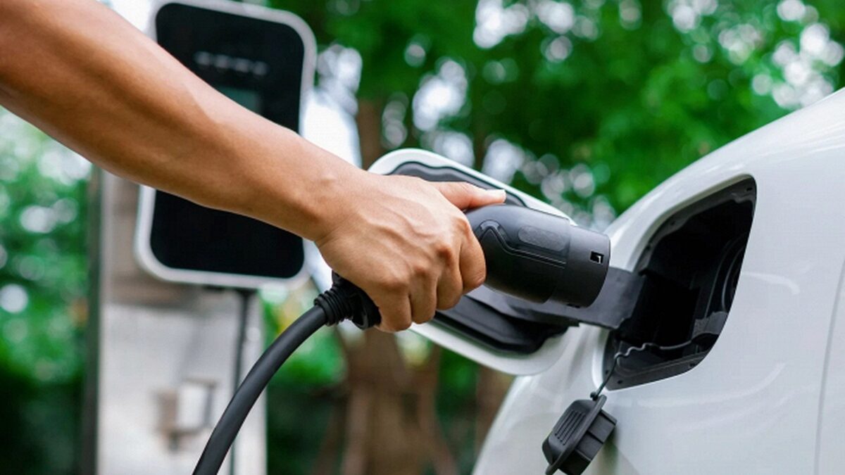 Đi xe điện tiết kiệm bao nhiêu tiền một năm?