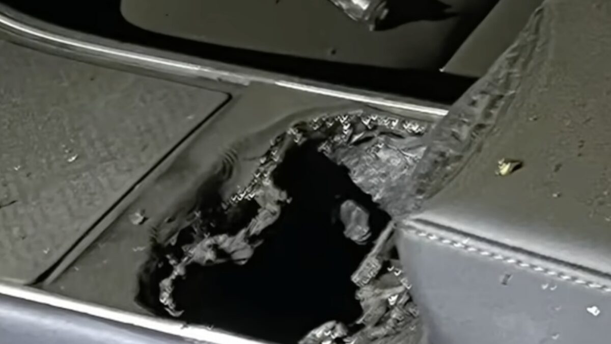 Chỉ vì một cục sạc dự phòng, chiếc Tesla sau 5 năm sử dụng bỗng hóa đống sắt vụn trong vụ cháy gây sốc