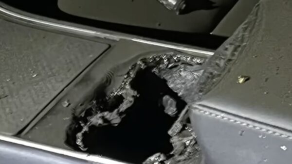 Chỉ vì một cục sạc dự phòng, chiếc Tesla sau 5 năm sử dụng bỗng hóa đống sắt vụn trong vụ cháy gây sốc