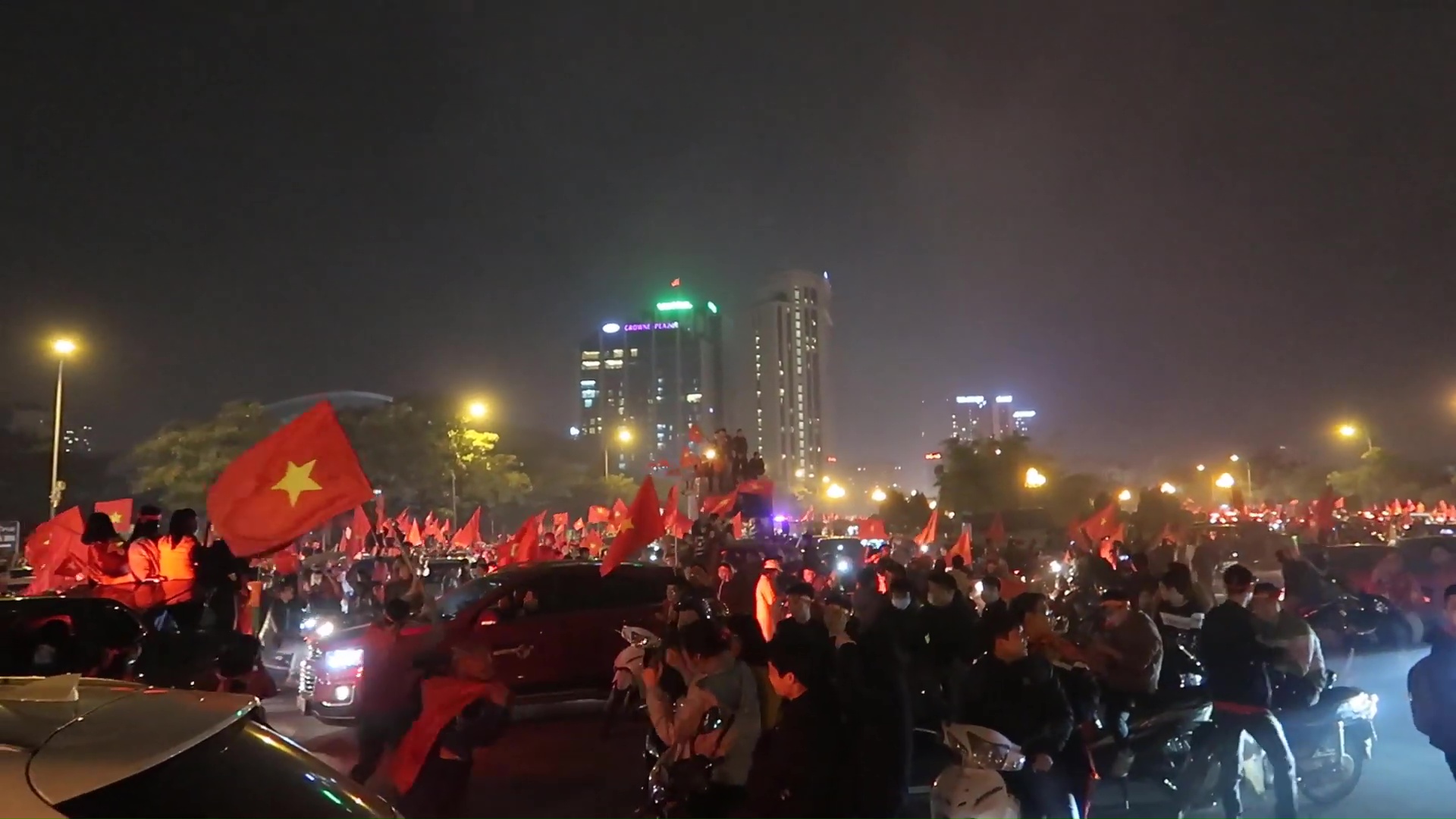 vietnamesepeoplecelebratewhenvietnamwonthe2018affcup02-111417-1781584295424-1781584295748610778587