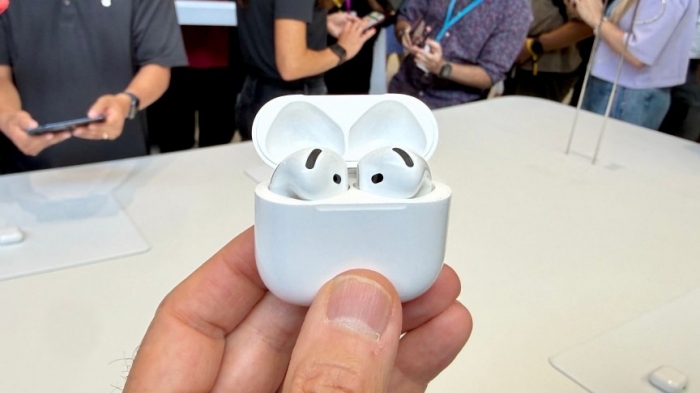 airpods-5-in-hand_1-1 AirPods-5-in-hand_1