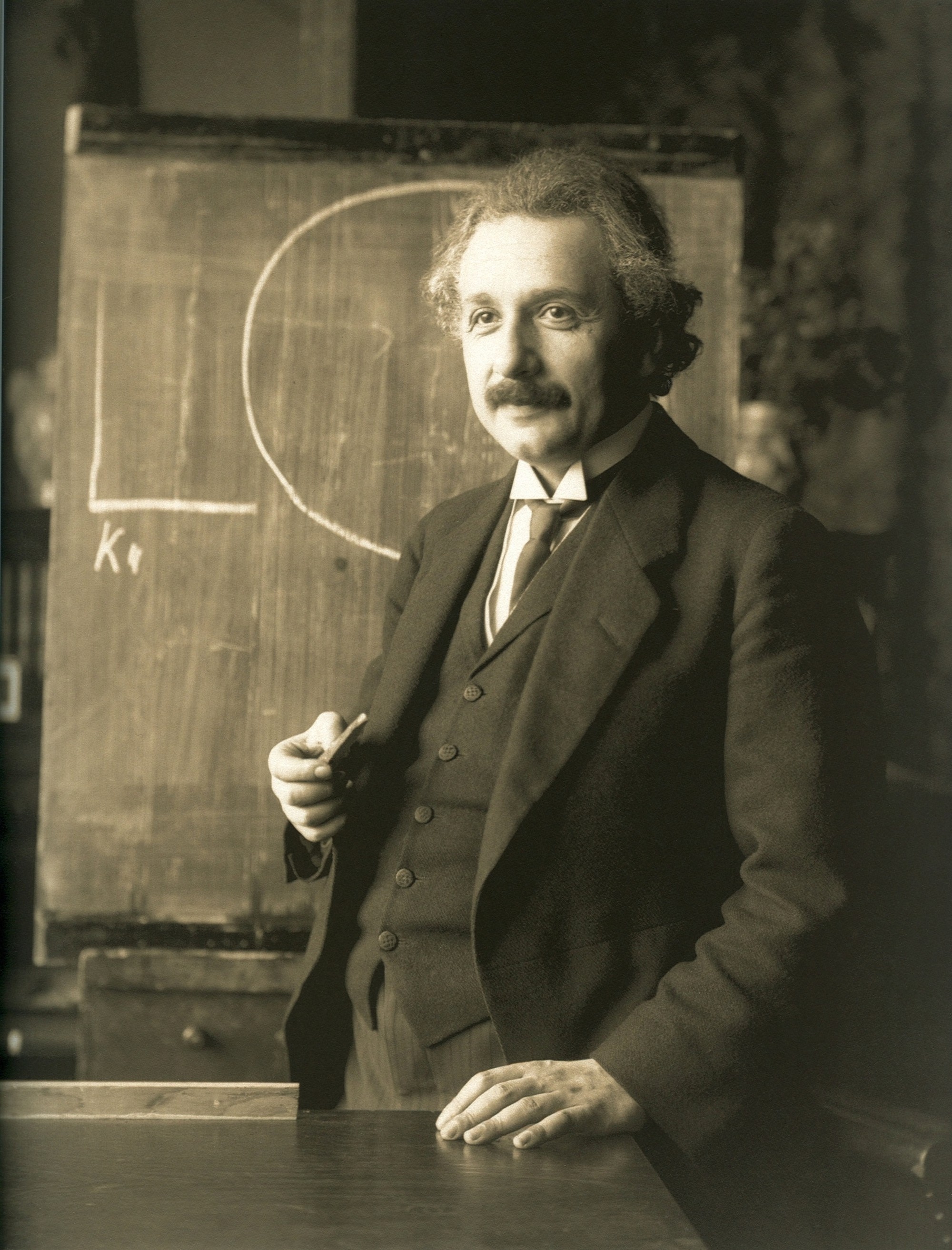 einstein1921byfschmutzer-restoration-17903399613951380144828-1790471889956-1790471890700955439475 Thu nhập của Albert Einstein - Ảnh 2.