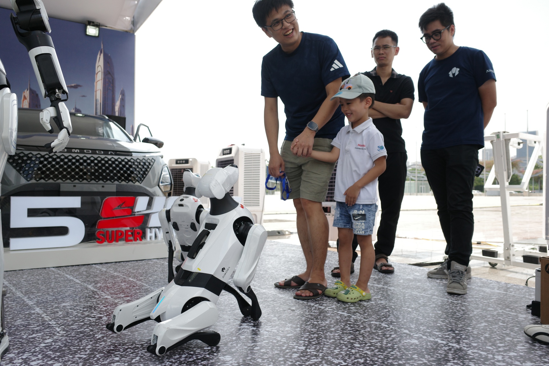 Khai mạc VIMS 2026: Khách đến từ trước giờ mở cửa, khu trưng bày và khu lái thử kín người tham quan - Ảnh 24.